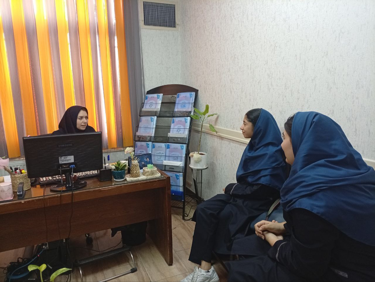 جلسات مشاوره فردی با مسئول پایه دهم سرکار خانم نازیلا عطا الهی